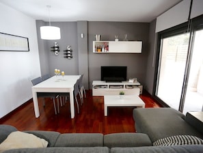Room, Furniture, Living Room, Interior Design, Property, Building, Table, House, Floor, Wall