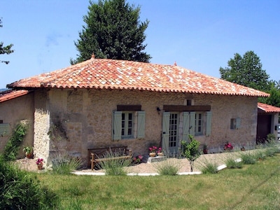 Hermosa casa de campo con piscina privada cerca de Riberac en la Dordoña
