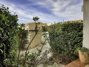 Architecture, Residential Area, Urban Design, Apartment, Balcony, Shade, Landscaping, Courtyard, Villa