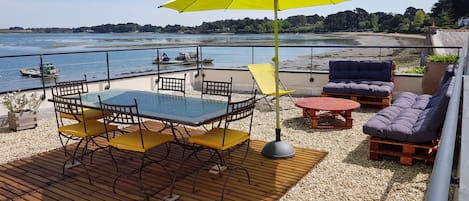 Terrasse roof-top, accès par le jardin et le bureau au 1er étage