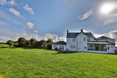 Casa de 7 dormitorios con impresionantes vistas al mar nr Port Isaac. Piscina, salas de juegos, chimenea de leña