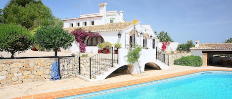 Agua, Cielo, Propiedad, Planta, Edificio, Piscina, Azur, Árbol, Cuerpo De Agua, Balneario