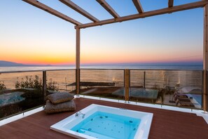 Bañera de hidromasaje al aire libre