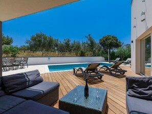 Himmel, Couch, Möbel, Azurblau, Schatten, Gebäude, Gartenmöbel, Wohnzimmer, Studio Couch, Interior Design