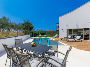 Tabelle, Himmel, Möbel, Stuhl, Azurblau, Tisch Im Freien, Gartenmöbel, Schatten, Schwimmbad, Gebäude
