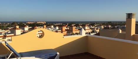 Stunning sea view to the front of the private sun-terrace.
