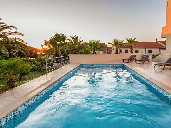 Schwimmbad, Eigentum, Wasser, Resort, Himmel, Urlaub, Freizeit, Grundeigentum, Gebäude, Haus