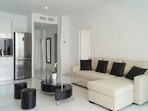 Möbel, Zimmer, Wohnzimmer, Eigentum, Interior Design, Produkt, Fussboden, Kaffetisch, Couch, Tabelle