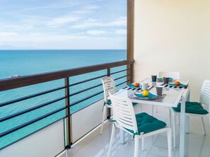 Türkis, Zimmer, Eigentum, Azurblau, Balkon, Möbel, Ozean, Urlaub, Tabelle, Stuhl