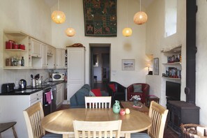 Living Room showing kitchen 