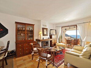 Room, Property, Furniture, Living Room, Interior Design, Building, Floor, Real Estate, Table, House