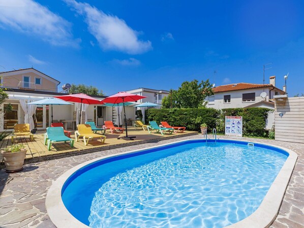Gartenmöbel, Stuhl, Schatten, Schwimmbad, Tisch Im Freien, Garten, Landscaping, Resort, Regenschirm, Eco Hotel