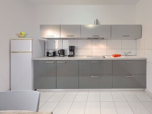 Cabinetry, Countertop, Eigentum, Sinken, Gebäude, Zapfhahn, Herd, Spüle, Haushaltsgerät, Küchengerät