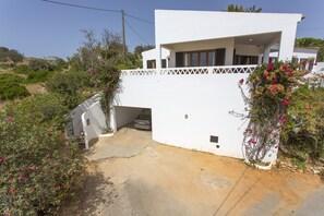 Entrance to the villa with shady parking in the garage