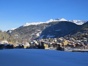 Aussicht von der Wohnung auf den Madrisa im Winter.