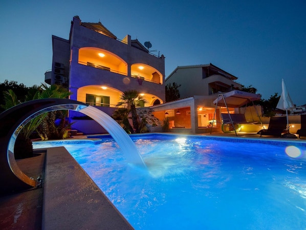 Water, Building, Sky, Swimming Pool, Azure, Lighting, Seaside Resort, House, Leisure, Tree