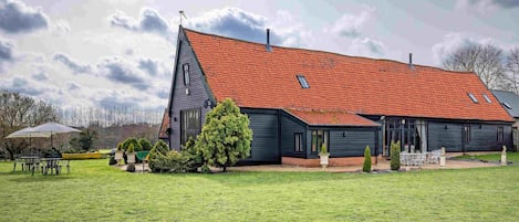 Luxurious 16th Century Barn Conversion - sleeps up to 22 guests