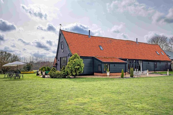 Luxurious 16th Century Barn Conversion - sleeps up to 22 guests