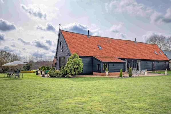Luxurious 16th Century Barn Conversion - sleeps up to 22 guests