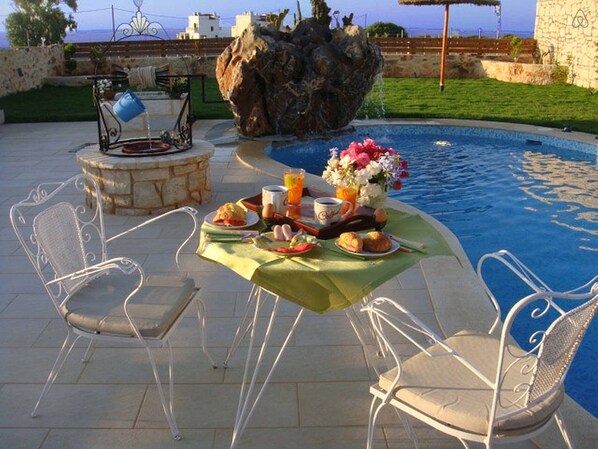 Breakfast next to the pool of villa Valentine
