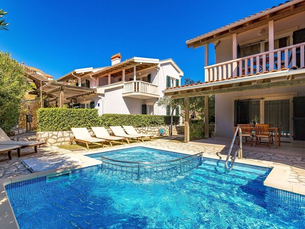 Water, Sky, Plant, Building, Property, Window, Swimming Pool, Blue, Azure, Chair