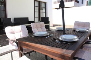 outside eating table for 6