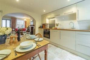 Petts Cottage, Burnham Market: The kitchen and dining area