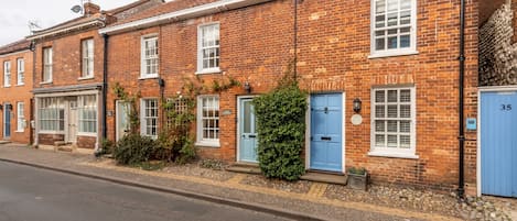 Petts Cottage: Front elevation