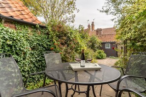 Petts Cottage, Burnham Market: The courtyard garden is quiet and sheltered