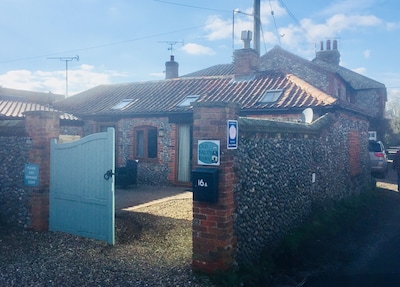 AWARD-WINNING LANGHAM HOLIDAY BARN 1.5 m FROM BLAKENEY 