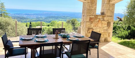 Votre grande terrasse vue mer pour apprécier vos repas