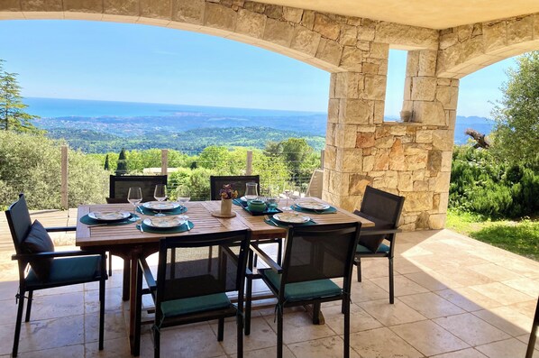 Votre grande terrasse vue mer pour apprécier vos repas 