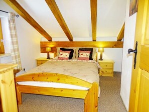 Selbhorn bedroom with double bed (1.4m x 2m)
