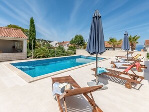 Ciel, Propriété, Meubles, Plante, L'Eau, Bâtiment, Piscine, Bleu Azur, Ombre, Mobilier De Jardin