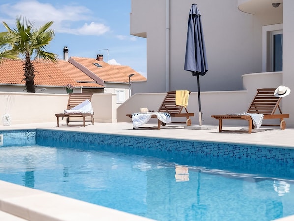 Swimming Pool, Property, Resort, Building, Room, Real Estate, Azure, House, Furniture, Wall
