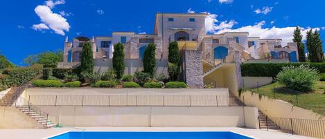 Swimming Pool, Property, Blue, Estate, Real Estate, Building, Water, House, Leisure, Mansion