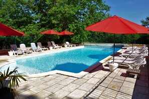 pleanty of loungers and shade