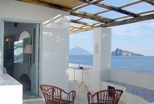 Terrace and access to  the bedroom