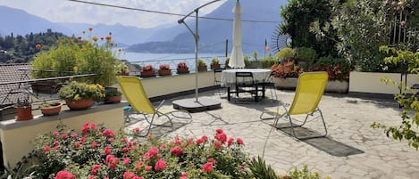 Terrazzo a disposizione degli ospiti con vista lago e Castello di Vezio