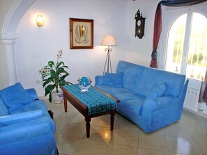 Zimmer, Möbel, Eigentum, Blau, Wohnzimmer, Majorelle Blue, Interior Design, Fussboden, Gebäude, Türkis