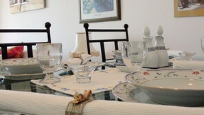 Dining table set for 4 people
