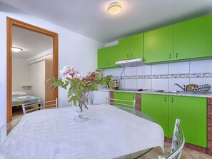 Pièce, Vert, Propriété, Comptoir, Design Intérieur, Bâtiment, Meubles, Cuisine, Maison, Jaune