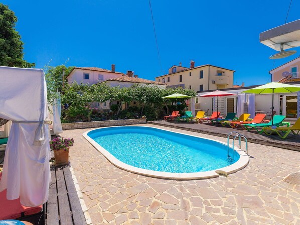 Piscine, Propriété, Bleu Azur, Ville, Bâtiment, Vacances, Maison, Turquoise, Immobilier, Recours
