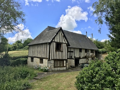 Cidre-Kelterei, Fachwerkhaus aus dem 17. Jhdt., in idyllischem Tal