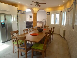 Large Modern Kitchen - Seats 12