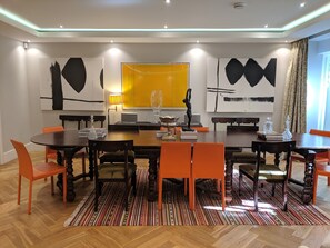 FAMILY LOUNGE AND DINING ROOM
Table to seat 14 guests and sofa/tv area.