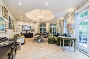 KITCHEN GARDEN LOUNGE
Open plan to kitchen with TV and french doors on to garden