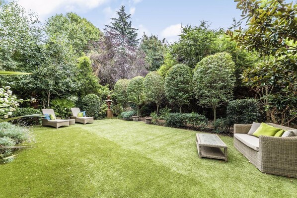 PRIVATE REAR GARDEN