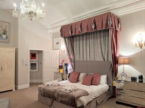 HUGE MASTER BEDROOM 1
with superking canopy bed , garden views and en suite