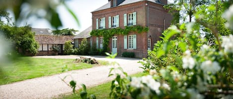 Jardin et façade Nord du gßte